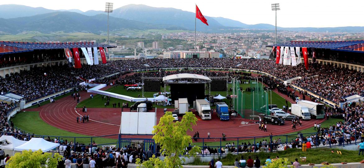 KARABÜK-ÜNİVERSİTESİNDE-MEZUNİYET-ÇOŞKUSU-1